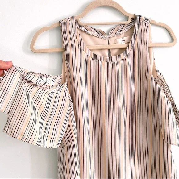 Entro Dress with Vintage Vibe Open Shoulder and Island Floral Detail at the Hem - Picture 4 of 10